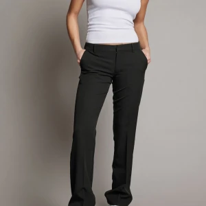 Kostymbyxor  - Säljer mina kostymbyxor från BikBok då jag köpt en för stor storlek!/ sparsamt använda och mkt bra skick, köpt för 500 säljer för 350💕