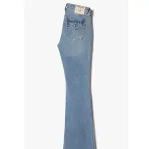 Säljer ett par snygga ljusblå jeans från True Religion i modellen Becca Mid Rise Boot. Jeansen är i lowwaist. Perfekta för både vardag och fest! Oanvända. Nypris 1299kr 🤗