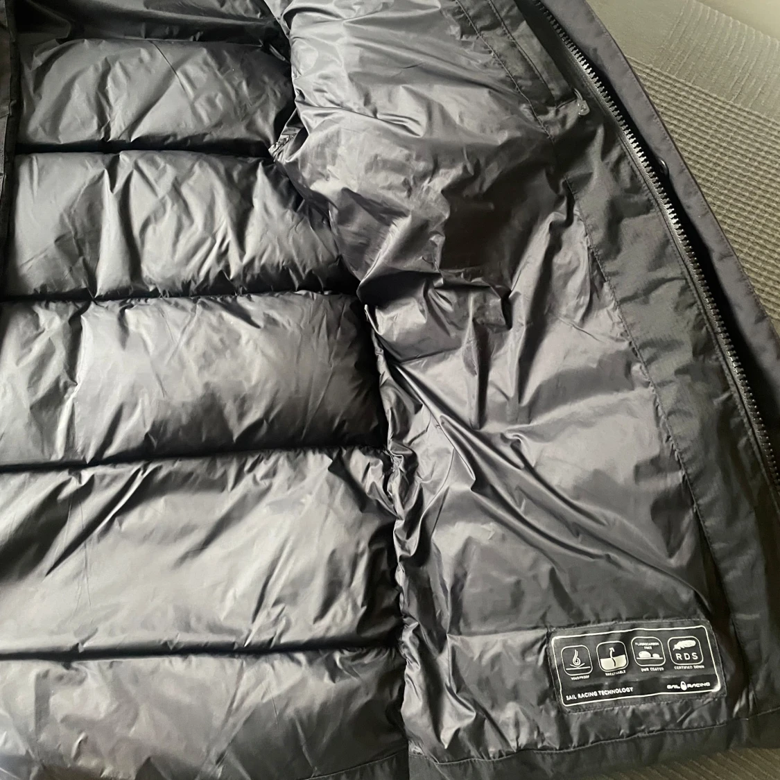 Svart dunjacka från Sail Racing - 91
