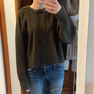 Mörkgrön hoodie - Säljer en supermysig mörkgrön hoodie i bra skick. Den har långa ärmar med en justerbar huva. Perfekt för höst och vinter när du vill vara både bekväm och stilren. Passar perfekt till ett par jeans eller kostymbyxor!💚