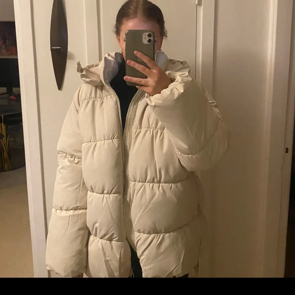 Säljer en supermysig beige ”pufferjacka” som är perfekt för kalla dagar. Jackan har en hög krage och dragkedja framtill. Perfekt för vintern. Köpt förra vintern men inte använd nått kanske en gång, sen har den bara hängt i garderoben så den är som ny! Nypris 699kr🫶🏼. Takit.