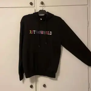 Säljer en svart Astroworld hoodie med färgglatt tryck på framsidan och texten 'WISH YOU WERE HERE' på baksidan. Perfekt för höst och vinter med sin mysiga passform och långa ärmar. Den har en klassisk hoodie-stil med dragsko i huvan.