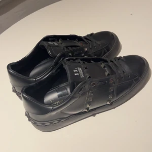 Valentino Open sneakers - Svarta valentino open! Väldigt fint skick.  Kom med bud!