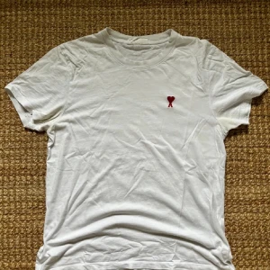 Vit t shirt  - Tja! Säljer min riktigt feta ami Paris tröja i skicket 9/10 då den är sparsamt använd mitt pris 299kr! Ny pris 1000kr+! Hör av er om ni skulle ha några funderingar!