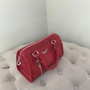 Zadig liknade väska  -  Säljer denna jättefina zadigliknande väskan den är inte äkta och är köpt utomlands. Använd fåtal gånger. Den har defekter på insidan på grund utav en läppenna som inte hade lock. 