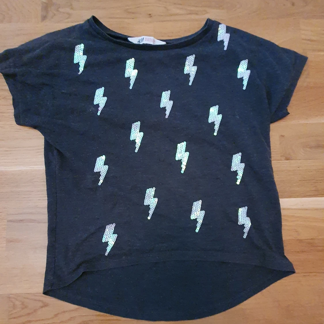  Trendig Mörkgrå t-shirt med blixtar från h&m