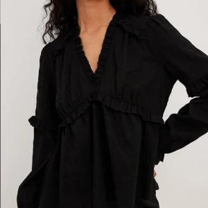 Blus - En blus från Nakd men små volanger, jättefin men säljer den pga att den inte passar på mig längre💗 den är endast använd 1 gång och det är inga defekter alls. Helt som ny.💗 köpte den för 400 och jag säljer den för 250kr