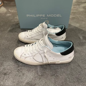  Philippe Model - Hej 👋Nu säljer jag mina  Philippe Model 🙌         | Skick 10/10 | storlek 39 i vuxenstorlek men passar 40 eller UK 5,5 📏 och är alltså inte junior 👟 Har du prisförslag och funderingar skriv bara till mig. Mvh// filip 🕵🏻‍♂️
