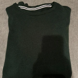 Mörkgrön tröja Pier One - Tjena! Säljer en snygg vanlig mörkgrön tröja från Pier One i storlek M i nyskick. Säljer den då den är aningen för stor för mig. Hör av dig vid några frågor!