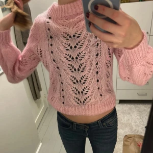 Stickad tröja i mohairblandning - Rosa stickad tröja i storlek S från hm i mohairblandning. Inte alls noppig🥰