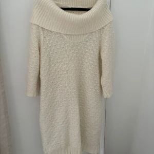 Offwhite stickad klänning med polokrage - Mysig offwhite stickad klänning från Zara med en stor polokrage. Perfekt för höst och vinter, med ett fint mönster och trekvartsärmar. Superbekväm och stilren för både vardag och fest!