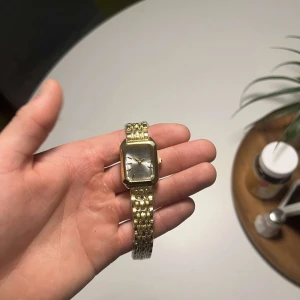 Justerbar klocka  - Perfekt skick med helt nytt batteri