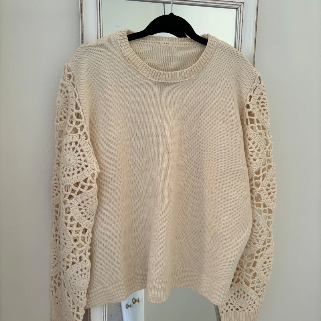 Offwhite stickad tröja med spetsdetaljer