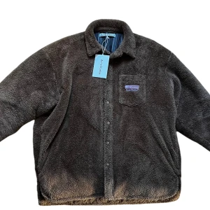 Acne studios Teddy jacka  - Hej!  Säljer en Acne Studios Teddy, jackan är så gott som ny, inköpt förra året på Vallgatan 12 i Göteborg och är sparsamt använd.  Storlek 44 men väldigt oversized och sitter som en L/XL, den är stor på mig som är 175cm, 75kg.  Riktigt varm och go!  Hälsningar//  Ludvig 