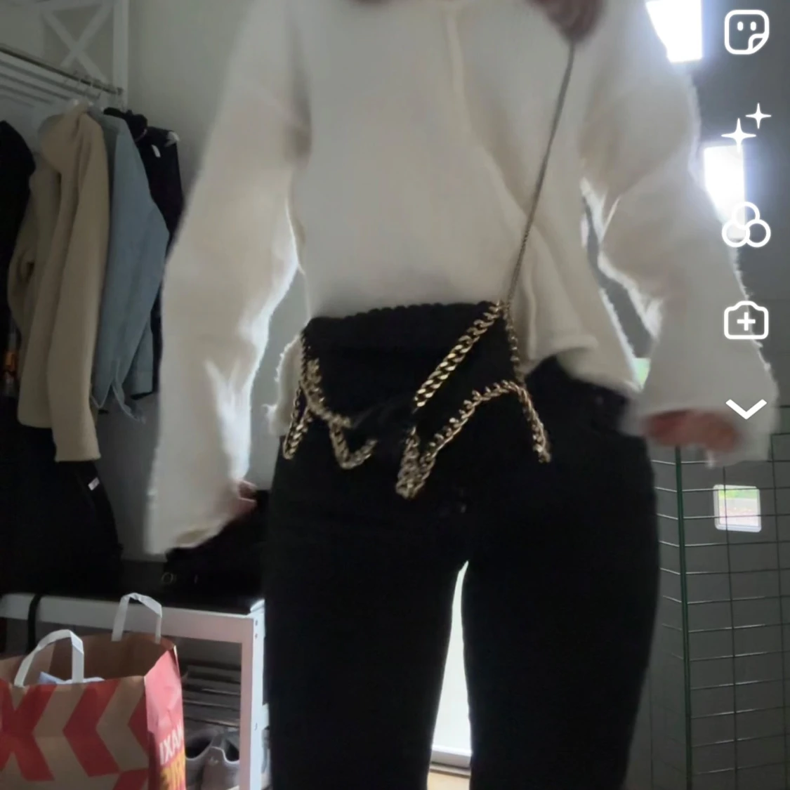 Svart stickad axelväska med guldkedja - 90