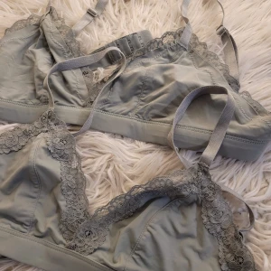 Grå spets-bh - Säljer en superfin grå bh med spetsdetaljer. Den har justerbara axelband och en bekväm passform. Perfekt för vardagsbruk eller när du vill känna dig extra fin. Materialet är mjukt och stretchigt för bästa komfort.