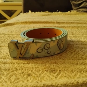 Bälte  - Säljer nu ett fint bälte i formen Aqua inga fel eller hål finns att hämta i Kungsängen/Fridhemsplan 