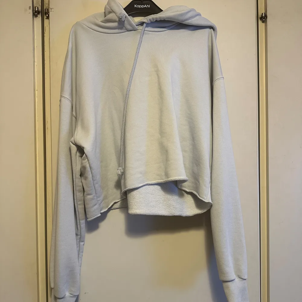 Använd fåtal gånger, finns bilder på hur den sitter på i mitt andra inlägg med beige hoodie. Hoodies.