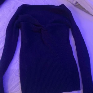 Mörkblå ribbad tröja - Säljer en snygg mörkblå ribbad tröja med lång ärm och en unik twistdetalj framtill. Perfekt för både vardag och fest! Tröjan är i bra skick och passar perfekt till höst- och vintergarderoben. Skön och stilren design som funkar till det mesta. Hör av dig vid intresse! 💙