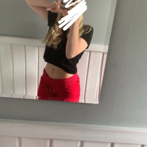 Röda Juicy couture bycor  - Jättefina röda juicy byxor i storlek xxs men passar även xs skulle jag säga💞 säljer då dom inte kommer till användning. De har jättebra skick och ser fortfarande ut som nya💞