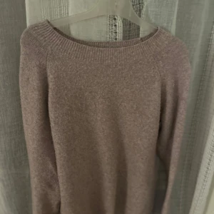 Beige/lila stickad tröja från Vero Moda - Mysig beige/lila stickad tröja från Vero Moda i storlek XS men funkar som S. Passar både till vardags och lite finare tillfällen. Ett måste i garderoben för höst och vinter!😍