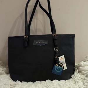 Michael Kors väska - Super snygg Michael kors väska som ör sprillans ny. Inte använd då den köptes för ett tag sen och sedan blivit liggandes. Kan därför inte svara på vart den är köpt🤗 Väskan har justerbara axelband och kommer i en förvarings påse. Orginalpris runt 1500-2000kr. Skriv vid fler frågor🥰🥰