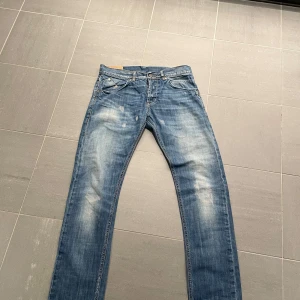 Dondup jeans - Säljer ett par snygga dondup jeans i storlek 30W         Mitt pris 799kr|ny pris 7000kr