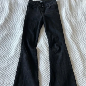 Svarta bootcut jeans Zara - Säljer ett par svarta bootcut jeans från Zara i storlek 34. De är i bra skick och har en snygg passform med medelhög midja. Köparen står för frakten.