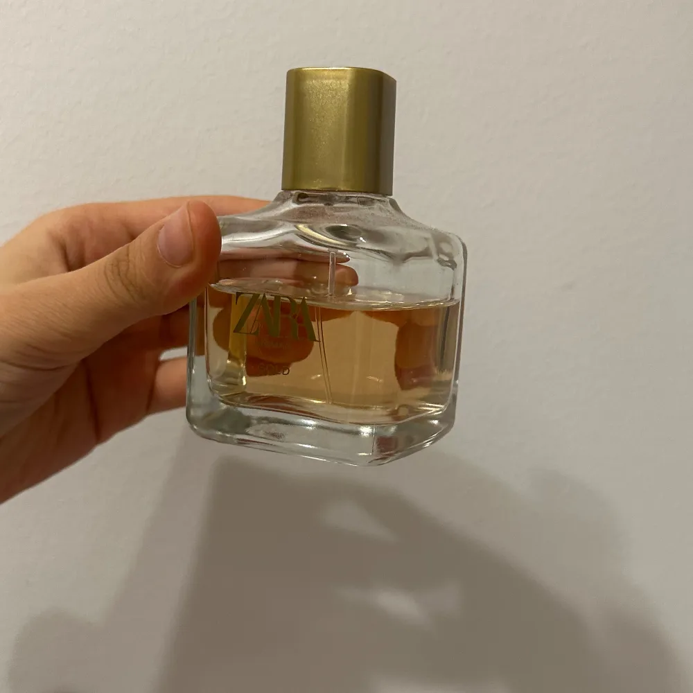 Säljer tre parfymer: två från Zara med guldfärgad kork och en från womens Secret med rosa kork. Dessutom en body mist från The Body Shop med kokosdoft. Alla flaskor är stilrena och eleganta, perfekta för både vardag och fest. . Parfym.