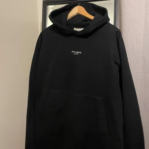 Svart hoodie från Acne Studios - Säljer en stilren svart hoodie från Acne Studios i storlek xxs, passar dig som har M-L (oversize modell). Plagget är välvårdad i nyskick, enbart använd 2-3 gånger och passar perfekt som unisex. Inköpt nyligen för 4200kr. Den har en klassisk design med en liten logga på bröstet och en stor ficka framtill. Perfekt för både vardag och chill. Grymt skön och passar till allt! 🖤 
