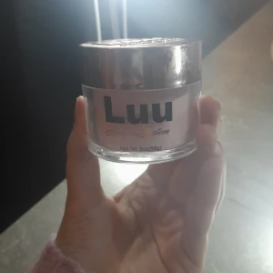 Luu nails akryl - En burk med Luu nails akryl säljer då jag inte gillar hur den är. Den är mer rosa än på bilderna skriv om det är något ni undrar🩷