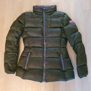 Grön dunjacka från Colmar  - Säljer en snygg grön dunjacka från Colmar i mycket bra skick. Storlek S. Jackan hämtas gärna i täby. 