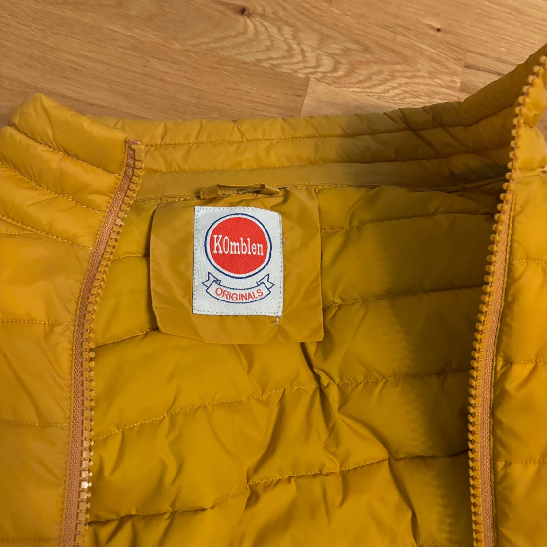 Gul dunväst från Komblen Originals - 90