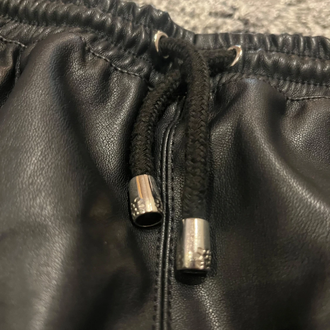 Svart kjol i skinnimitation från NA-KD - 92