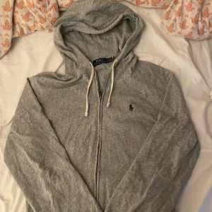 Ralph Lauren zip hoodie - Zip hoodie av Ralph Lauren i väldigt fint skick. Storlek S