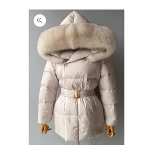 Vit dunjacka med rävpäls  - Säljer en superfin vit dunjacka med stor fluffig päls runt huvan. Jackan har ett bälte i midjan som ger en snygg siluett och håller värmen inne. Perfekt för kalla vinterdagar när du vill vara både varm och stilren. Jackan är i mycket bra skick och redo för nya äventyr! Liten i storlek så passar både M och L och S