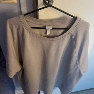 Säljer iväg denna basic beige t-shirt från h&m i storleken 