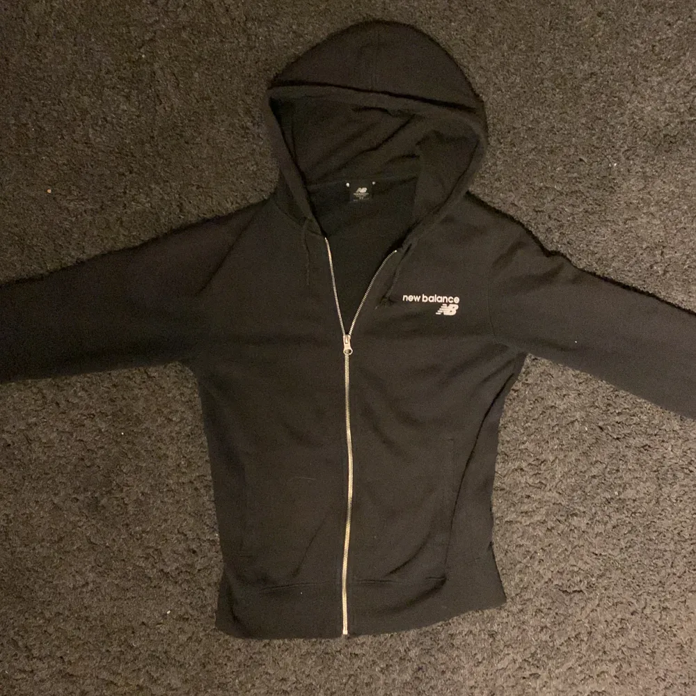 Säljer new balence tröja pga av att den är för liten! Passar om man är ca 160/170. Skick 7/10 lite använd!💯. Hoodies.