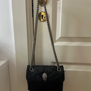 Svart axelväska från Kurt Geiger - Säljer en snygg svart axelväska från Kurt Geiger i mycket bra skick. Väskan är svart med silver detaljer! Har inga större tecken på användning💕
