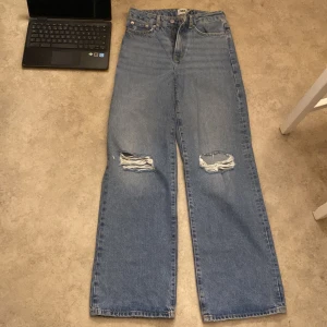 Blå jeans med slitningar från 157 - Säljer ett par snygga blå jeans från 157 i storlek XS. De har en cool, sliten look med hål på knäna och en avslappnad passform. Perfekta för en casual stil! 🕶️