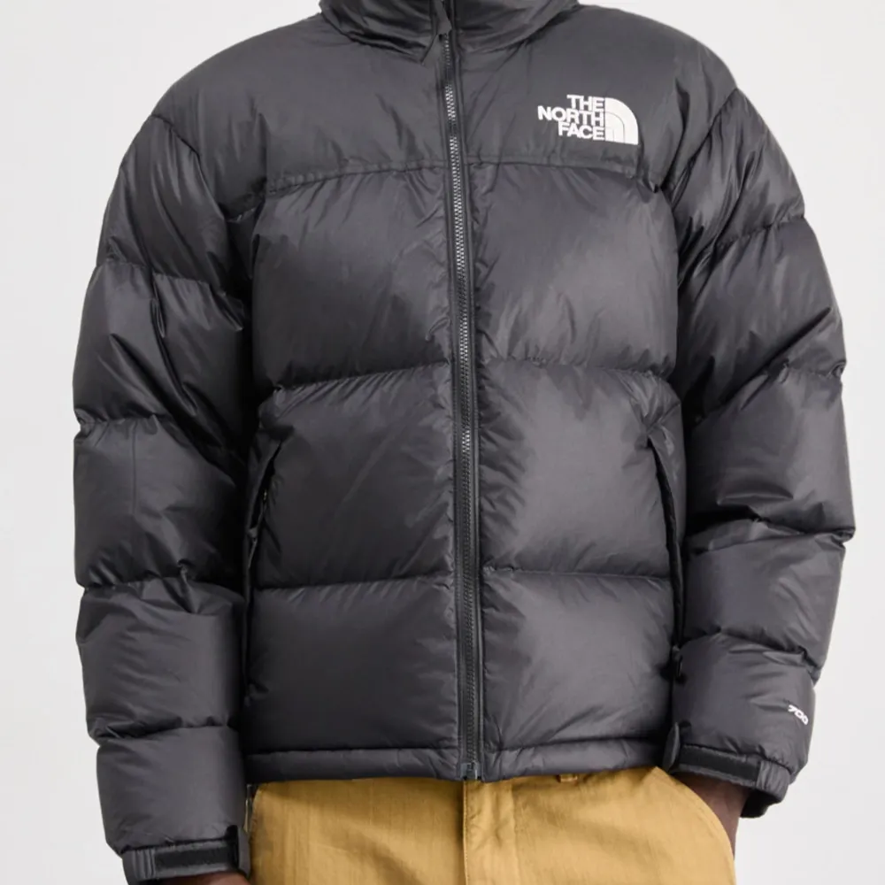 Säljer en svart dunjacka från The North Face i mycket bra skick. Jackan är perfekt för kalla vinterdagar och är supervarm och skön.  Jag har bara använt den ett par gånger så det finns inga defekter alls helt ny!. Jackor.