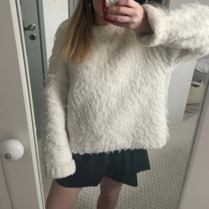 Vit fluffig tröja från H&M - Supermysig vit fluffig tröja från H&M i storlek XS. Perfekt för kyliga dagar när du vill känna dig som en varm kram. Tröjan har en loose passform och långa ärmar, vilket gör den idealisk för både höst och vinter. Matcha med jeans eller kjol för en avslappnad look.