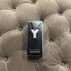 YvesSaintLaurent Eau de toilette - Helt ny YvesSaintLaurent oanvänd 100 ml helt full fräsch parfym luktar väldigt gott ny pris 956kr obs texten har försvunnit lite in Få bilder på de ifall de önskas 