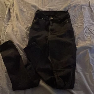 Svarta jeans från Dr. Denim - Säljer ett par svarta jeans från Dr. Denim i storlek S. Bra skick 