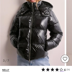 Jacka från Nelly  - Jätte fin skön vinter jacka, som är slutsåld. Köpt för 800 och använd fåtal gånger. Så den är som ny. Skriv för egna bilder.🩷