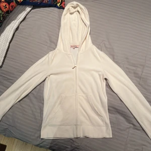 Vit hoodie från Juicy Couture - As fet Juicy Couture tröja🗣️🔥🔥!!!                                                               I perfekt skick å dragkedjan fungerar perfekt                                                                                                                             Köptes för 1099kr.                                                                         Baksida är brodering och tryck, mestadels brodering.