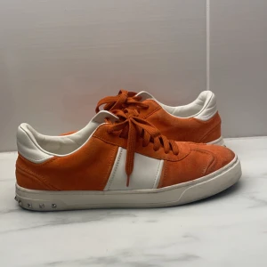 Valentino flycrew - Jätte fint skick inga defekter bara smutsiga men kan rengöras vid köp, skorna är storlek 41 och bara skorna medföljer. Hör av er vid eventuella frågor 