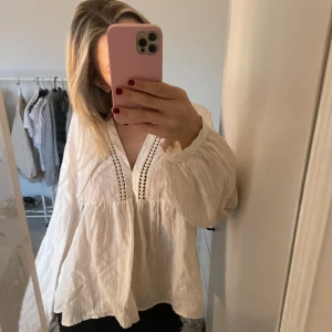 Blus - Vit/beige blus från Zara med detaljer, storlek S