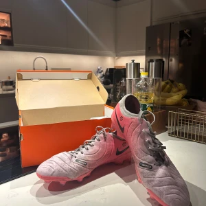 Nike tiempo legend 10 PRO storlek 46 - Hej! Nike tiempo legend 10 PRO säljes då den ej har några deffekter bara att den är smutsig men går såklart att få bort, säljes pga av att jag fick nya dojor annars riktigt bra och sköna skor! Kontakta vid frågor!