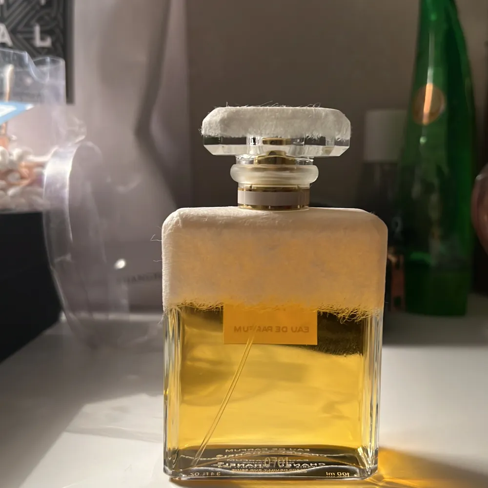 Den har endast öppnats och luktats på men kunde ej returneras. Den är helt ny och är 100ml. Skickas i samma paket det kom i. Eftersom den är oanvänd så sätter jag priset 2000kr då original priset är 2335kr, men det kan vidare diskuteras. . Perfume.